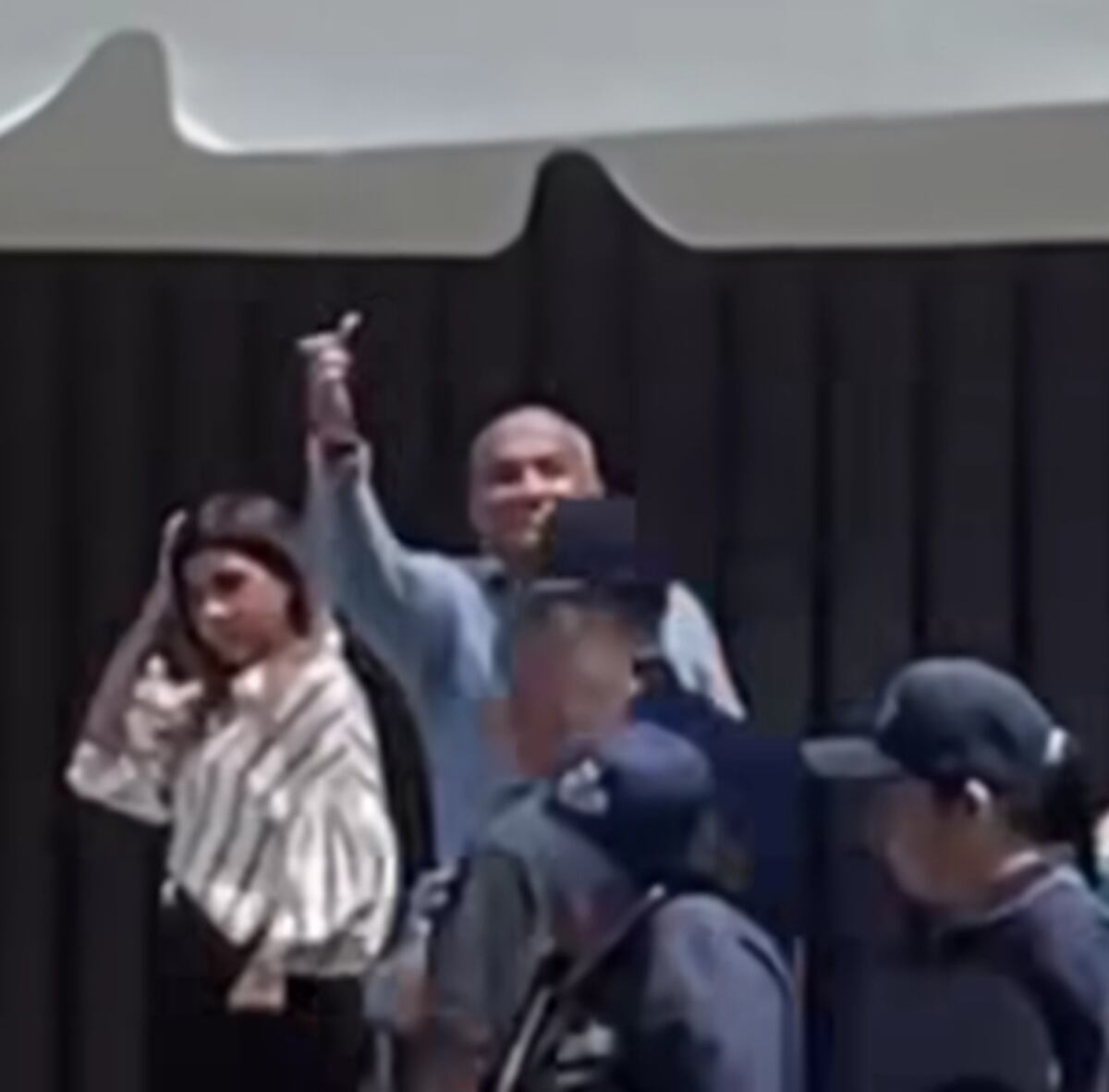 ¡Oye, pero que vulgar! Ministro de Ambiente le enseña el dedo a activistas