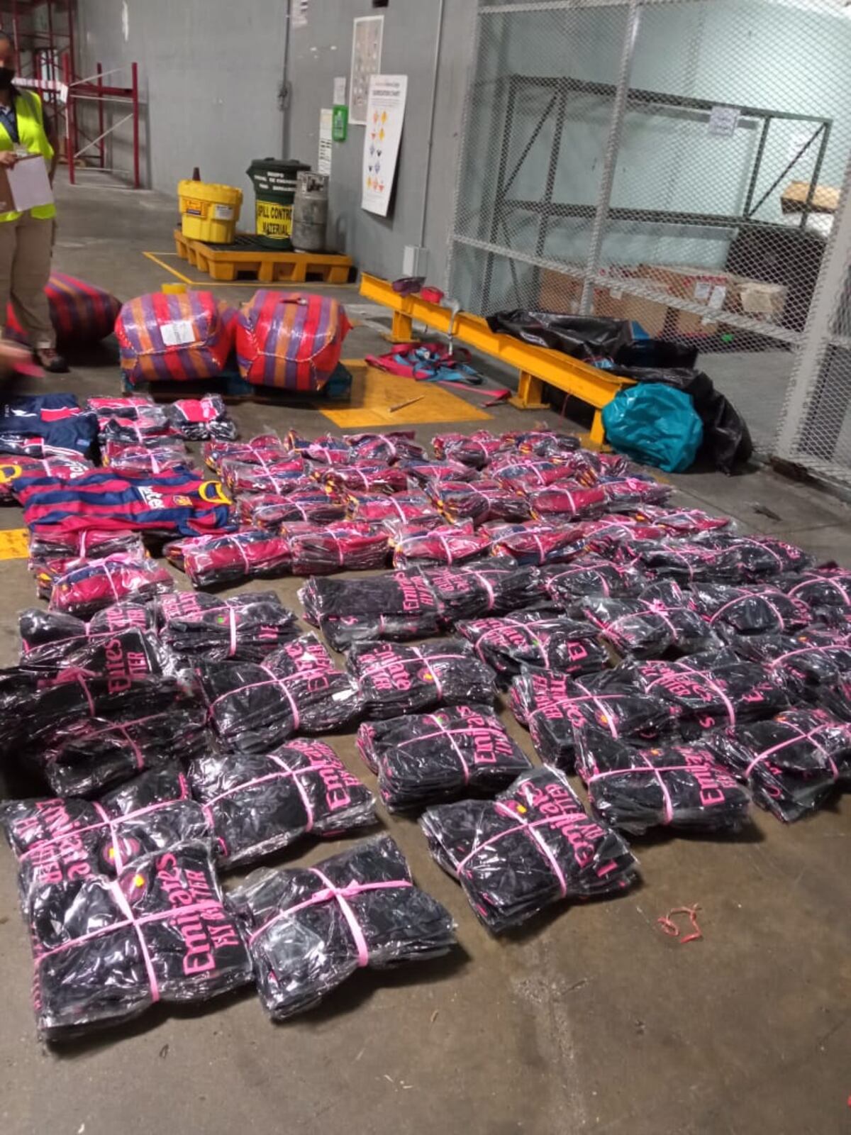 Incautan camisetas ‘chiveadas’ del Barça y Madrid con destino a Costa Rica