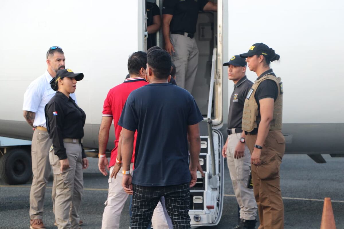 ¡Con maleta y expediente! Panamá deporta a 40 colombianos 