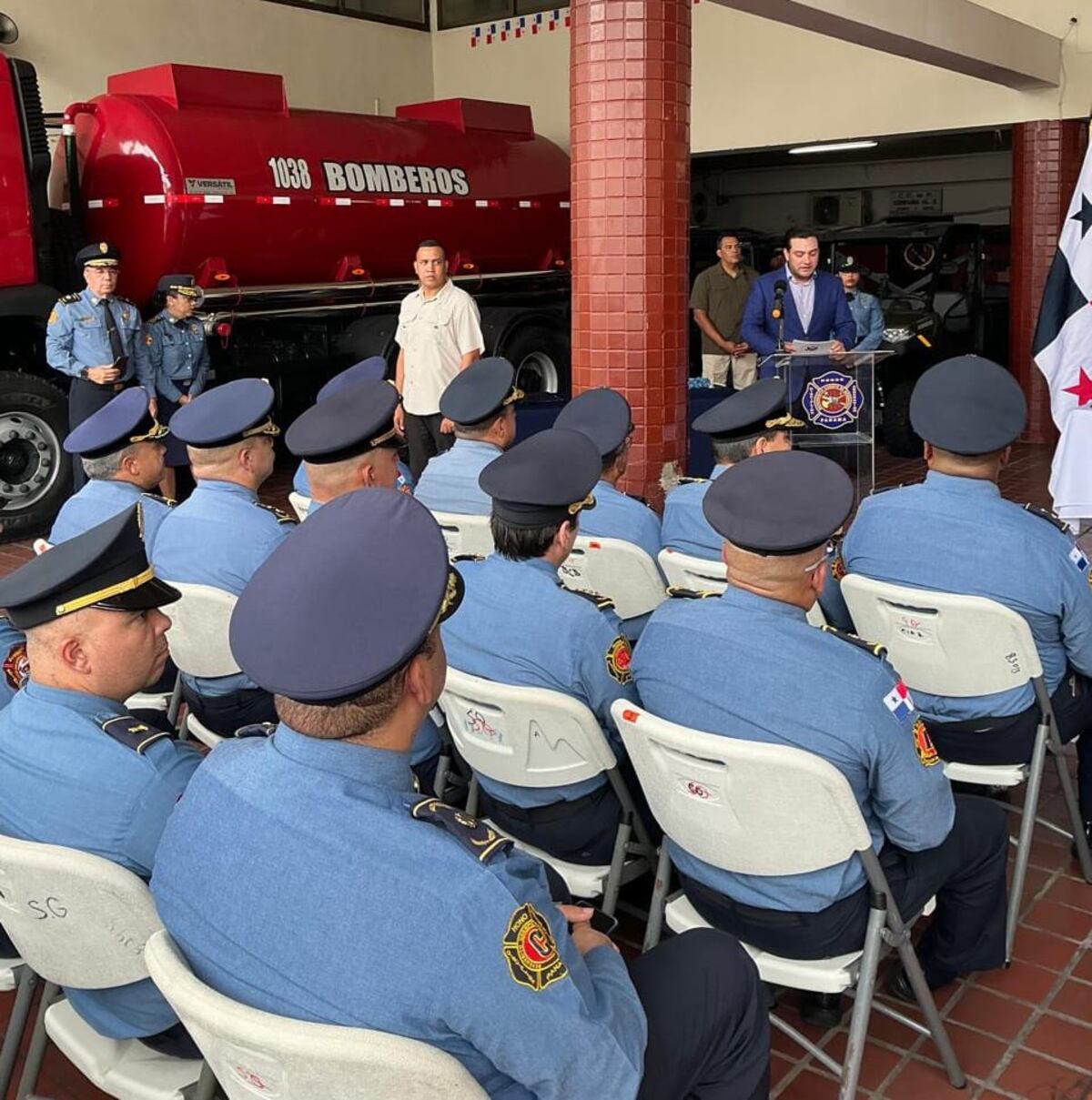 ¡Con equipos de vanguardia! Embajador de EE.UU. Visita el Cuerpo de Bomberos con Donación de Alta Tecnología