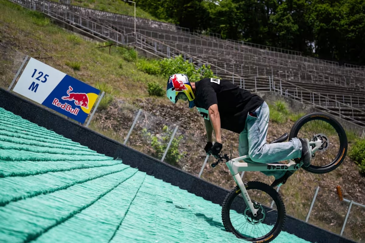 Tomomi Nishikubo rompe dos récords mundiales en bicicleta