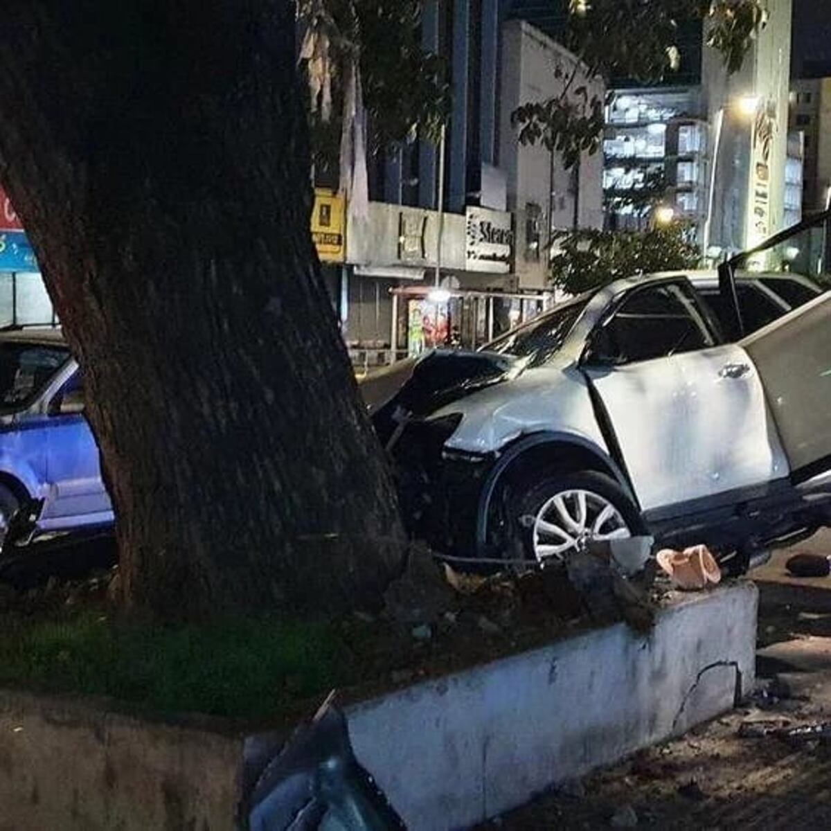 Se estrella contra un árbol en plena Vía España esta madrugada. Aparatoso accidente deja un muerto y tres heridos. Video