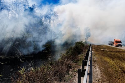 Incendio sin control amenaza viviendas en los Everglades