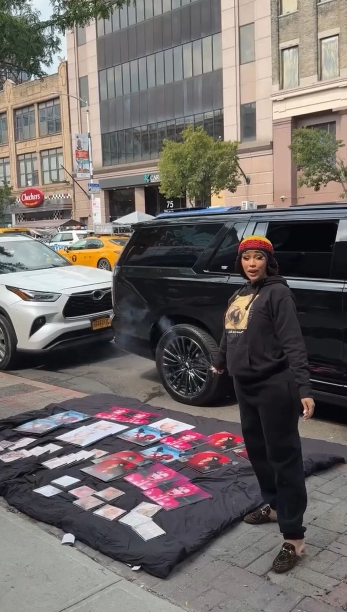 ¡La cosa está dura! Cardi B se va para la calle a vender su albúm