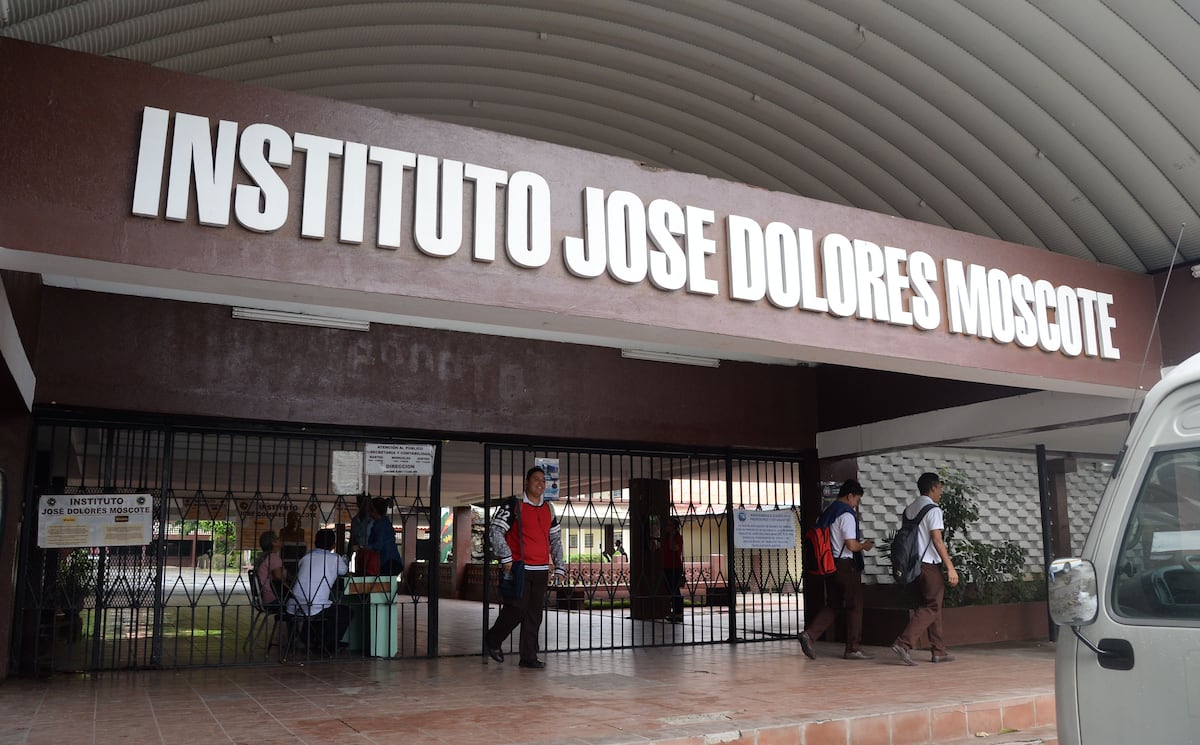 Suspenden clases de ‘media’ del Instituto José Dolores Moscote por altos contagios de covid-19