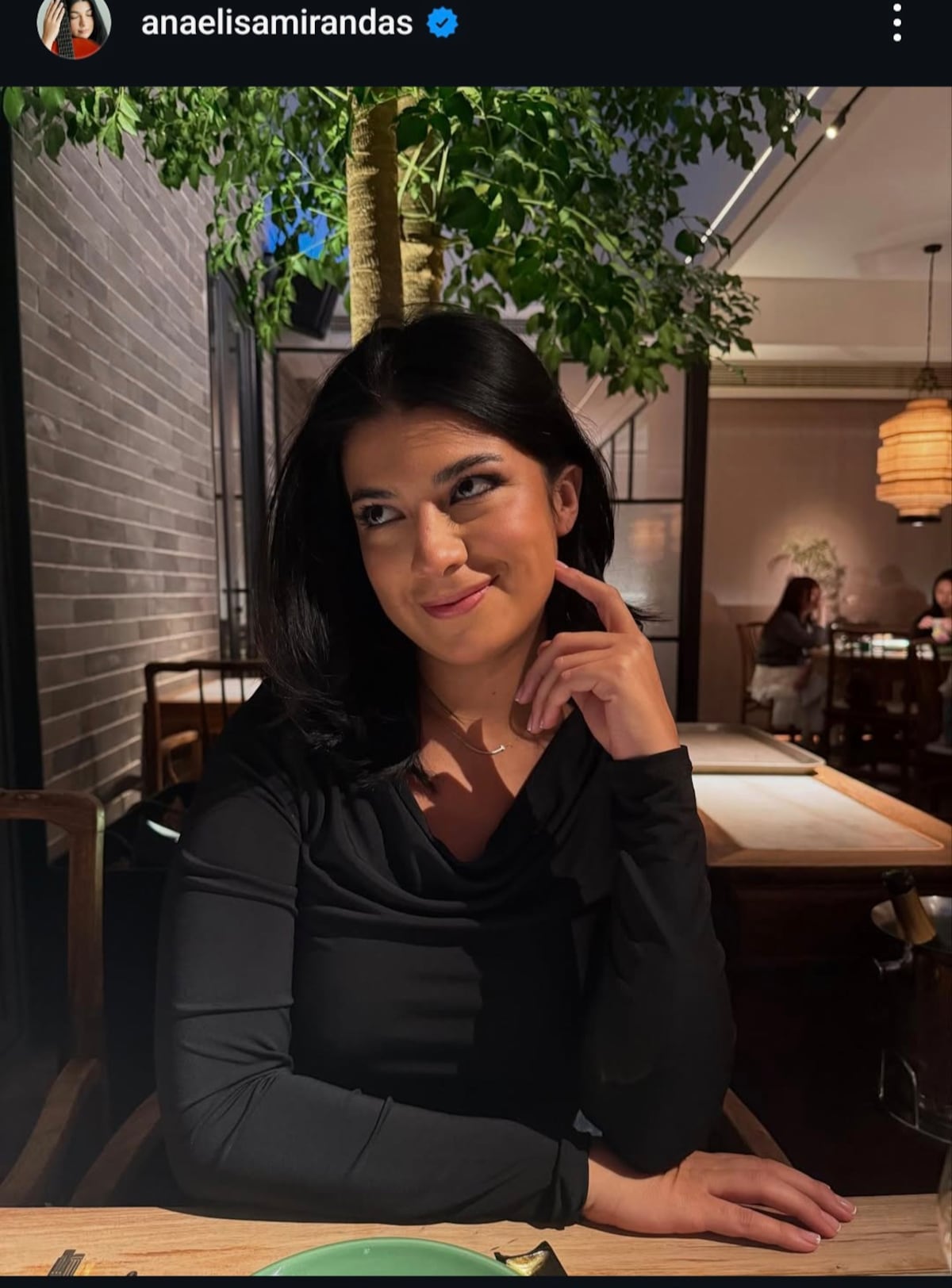 ‘El pintalabios, toque de rímel’. Ana Elisa Miranda, ex Canta Conmigo de 27 años, y Richard Morales, político de 43, gritan su amor desde China