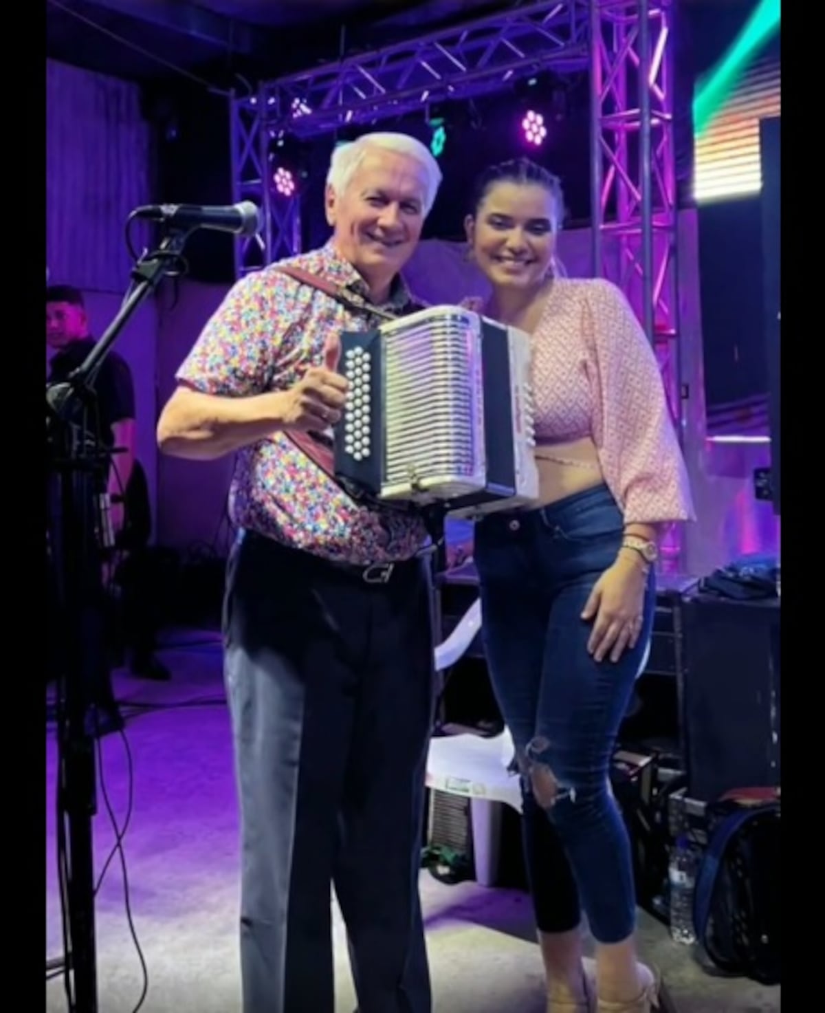 Se formó. Ulpiano y su nueva voz femenina vs. el vallenato de Poncho Zuleta y Cocha Molina. Regalaremos boletos