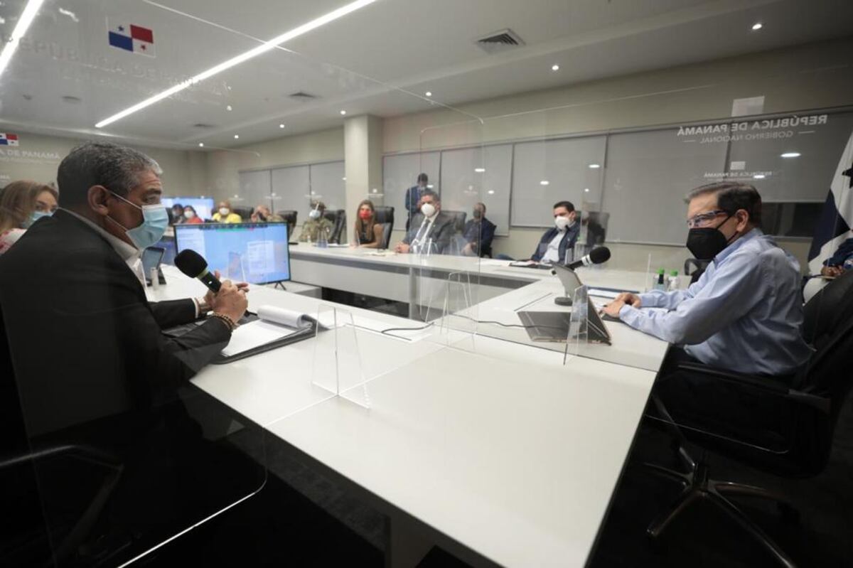 Nito Cortizo recibe informes del equipo Panamá Vacunas