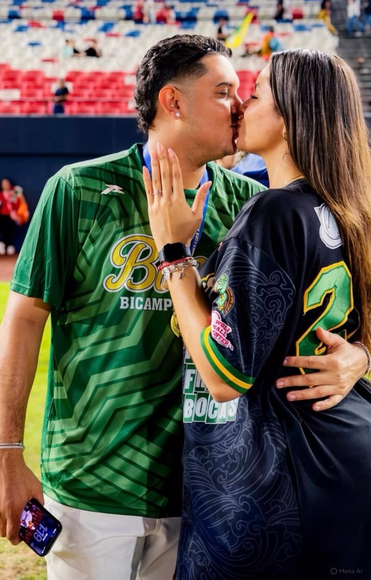¡Tremendo home run! Pelotero le pide matrimonio a su novia en plena celebración de Bocas del Toro