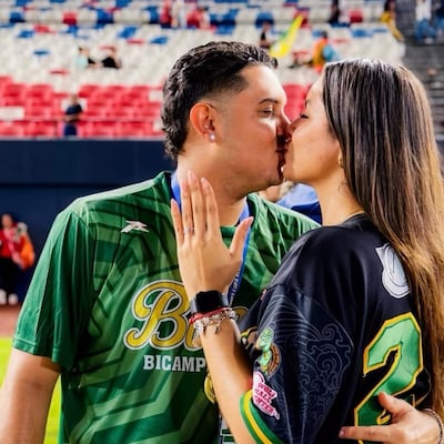 ¡Tremendo home run! Pelotero le pide matrimonio a su novia en plena celebración de Bocas del Toro