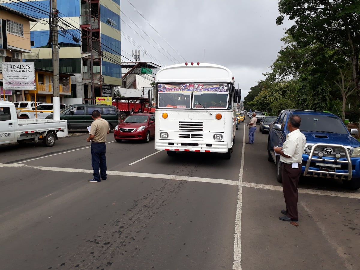 TRANSPORTISTAS SE CANSAN. En contra de Uber y la piratería, convocan un paro