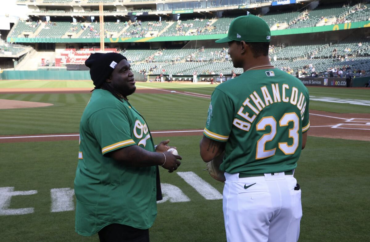 Este es Sech. El Peluche hace lanzamiento de honor en Grandes Ligas y se junta con el pana Bethancourt
