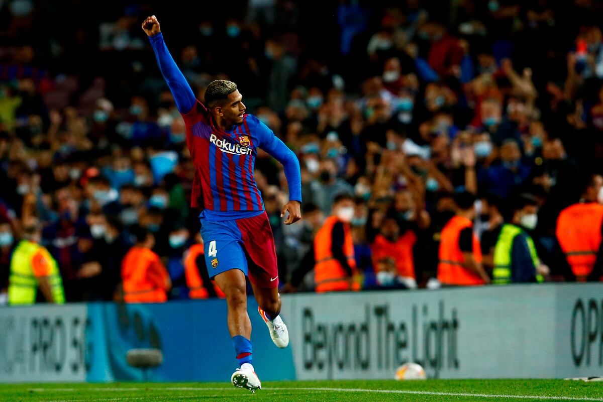 Barça rescata un punto ‘in extremis’ ante el Granada y en el Camp Nou