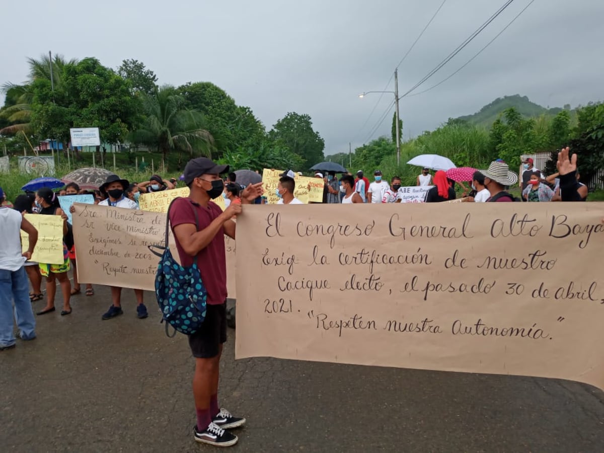 Indígenas cierran la vía Panamericana, a la altura de Piriatí en Alto Bayano, Darién