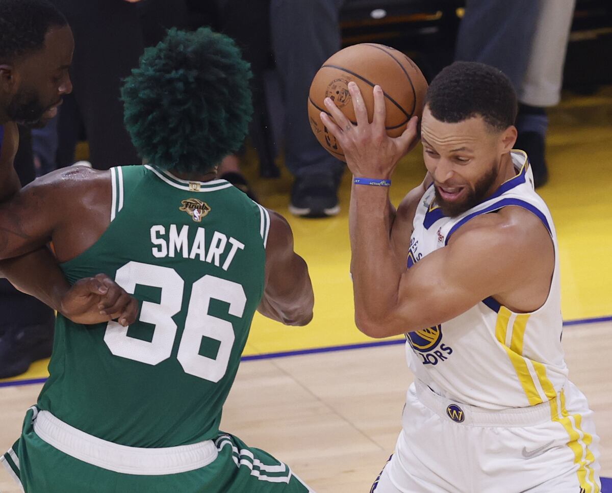 Warriors destrozan a los Celtics y empatan la serie final de la NBA