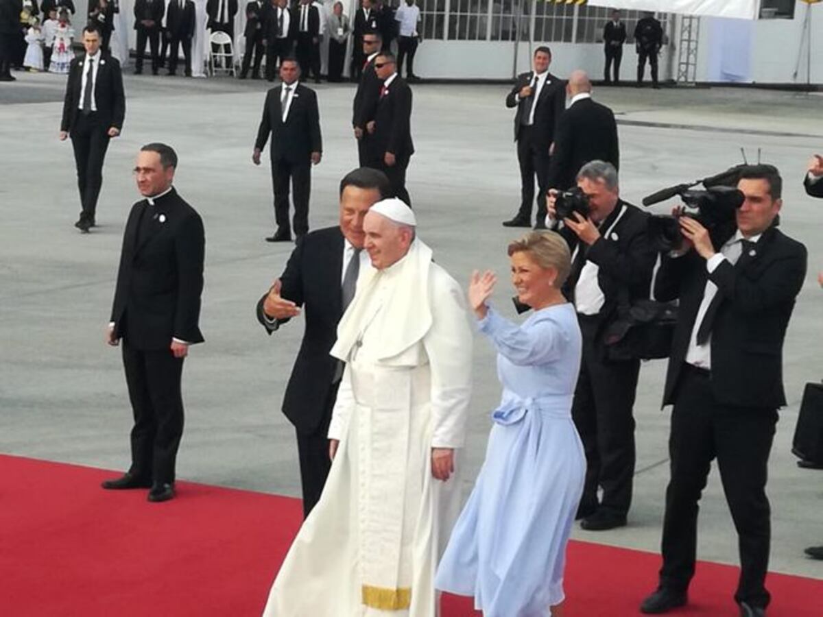 Llegó el Papa Francisco a Panamá. Minutos antes de lo programado. Videos