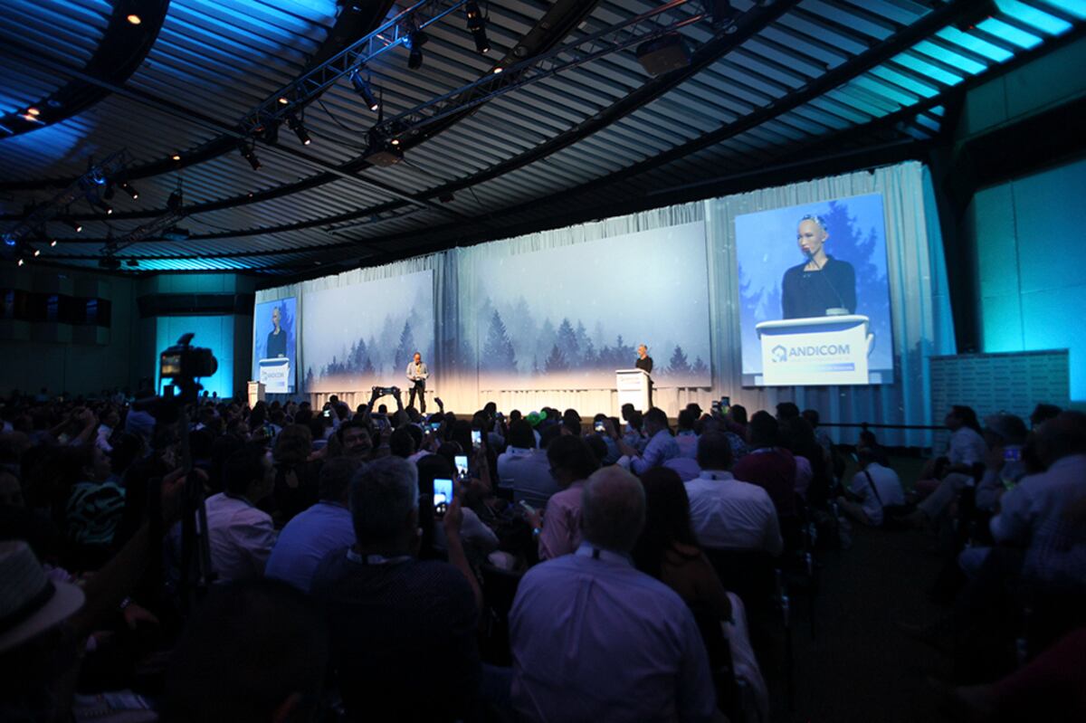 La robot Sophia cautivó a los colombianos al ofrecerle una sincera conferencia