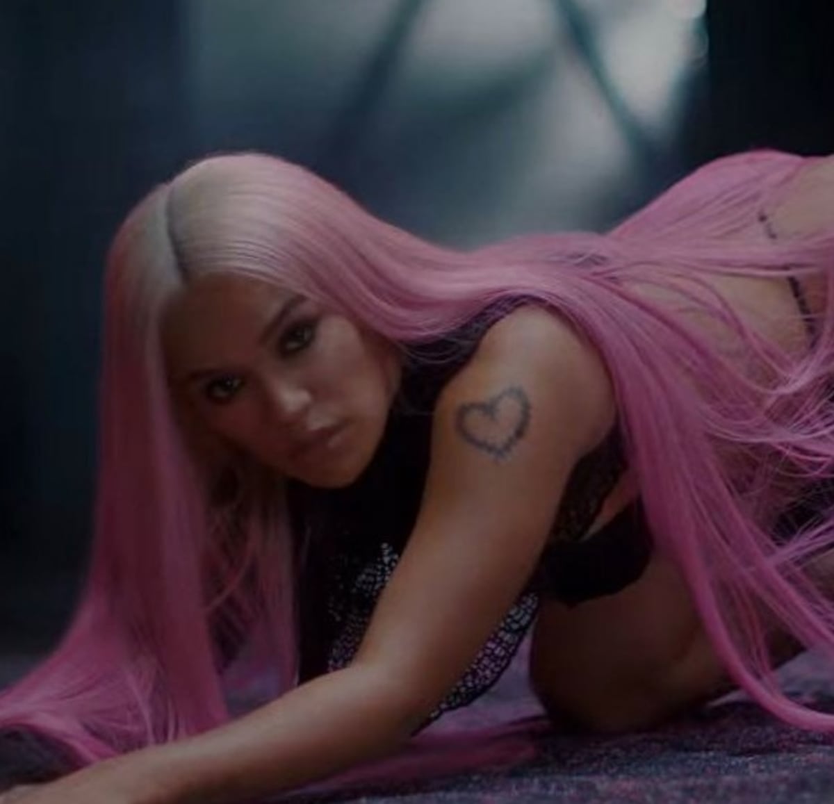 ‘Dios te perdone’. Karol G habría hecho pacto con el ‘chamuco’