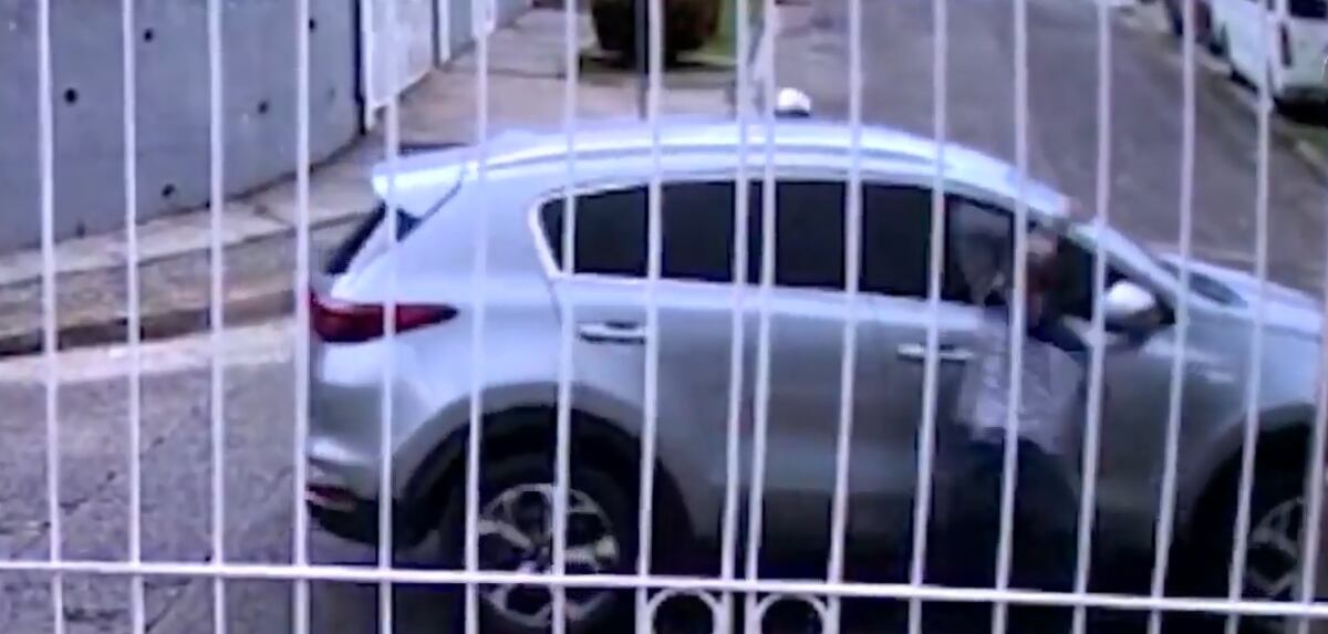 Cierren bien las puertas de su auto. Chequee modus operandi de delincuentes en plena vía. Circula video