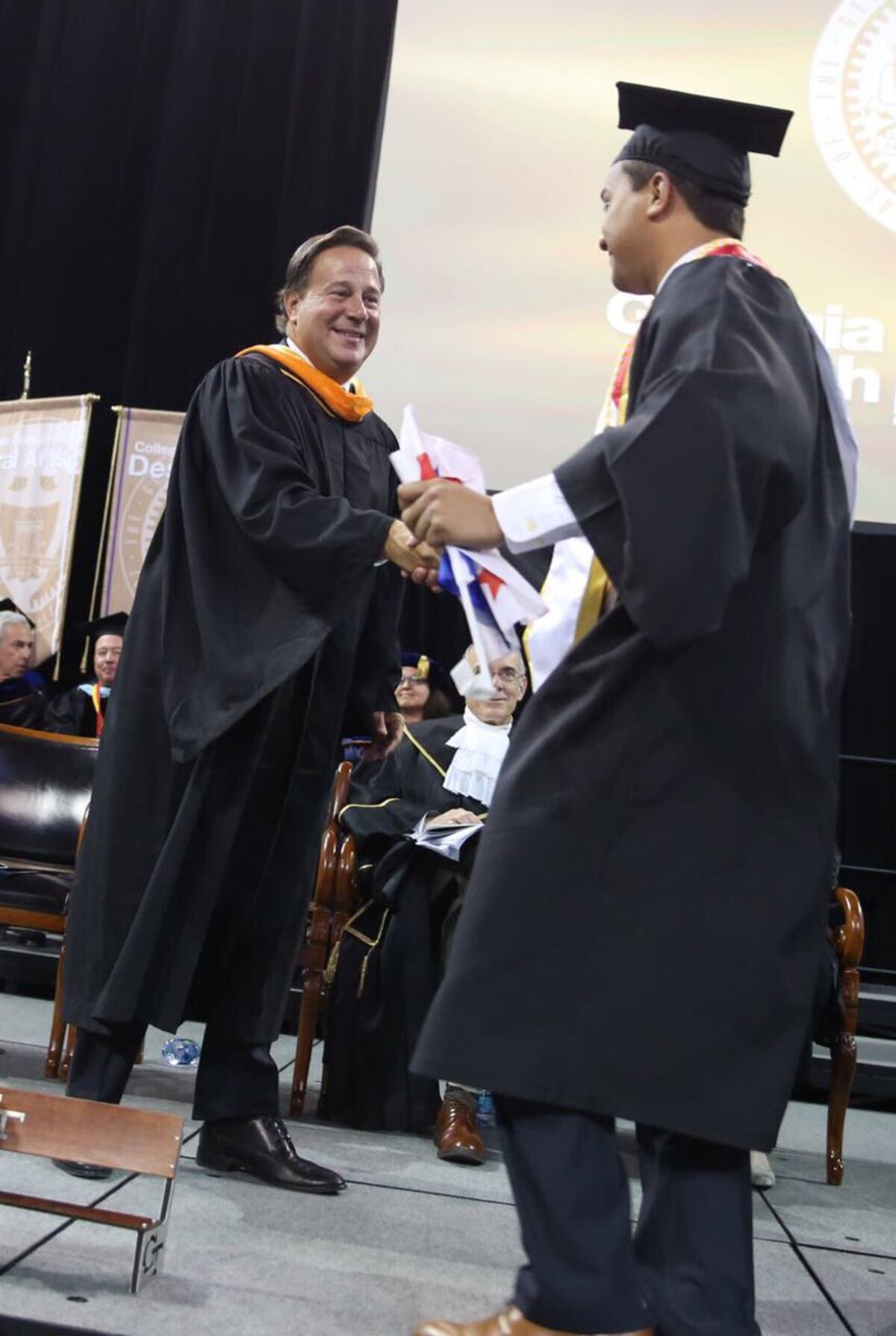 Panameño Ulises Núñez se graduó con altos honores en Ingeniería Aeroespacial
