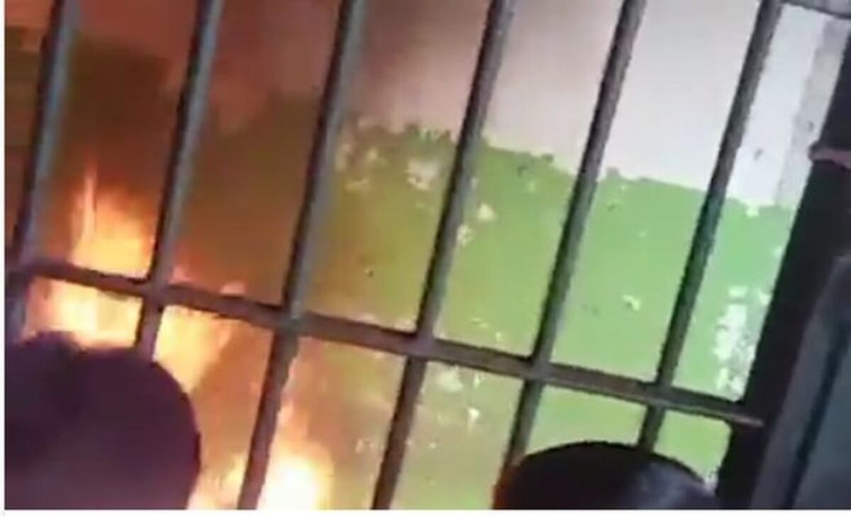 Reos incendian colchones dentro del penal en Santiago