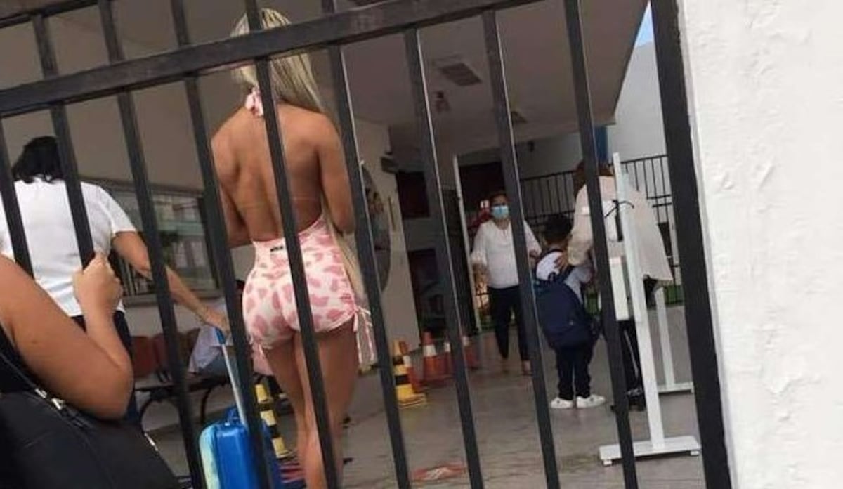 Ella fue a la escuela de su hijo con ropa ajustada y madres de familia se quejan