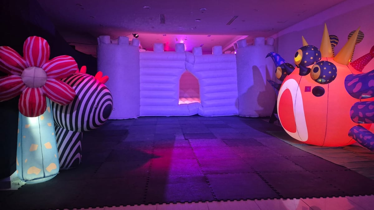 Un viaje dreamcore de luces, bolas gigantes, realidad virtual e inflables llega a Los Andes 