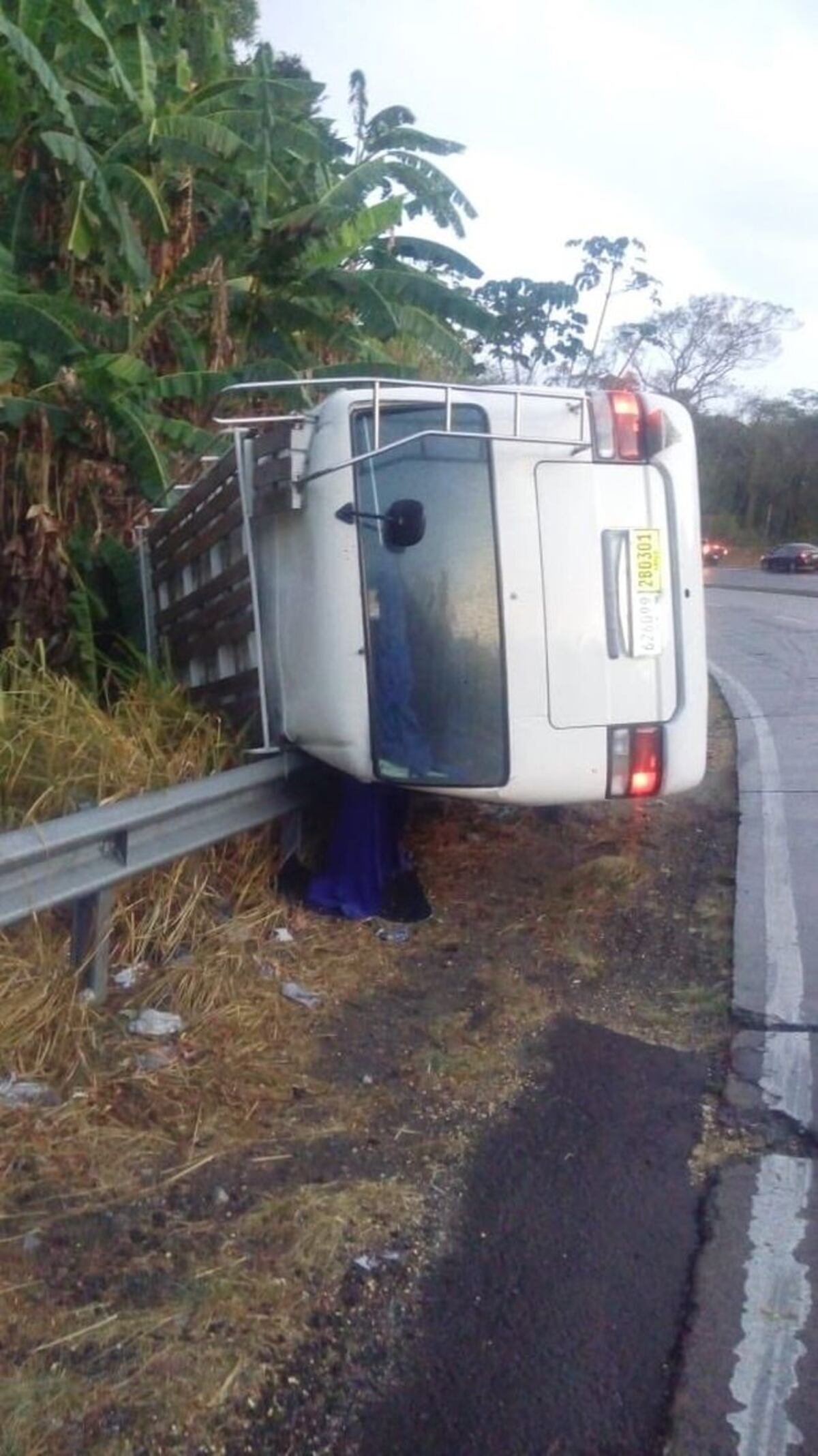 Bus se vuelca en Loma Campana