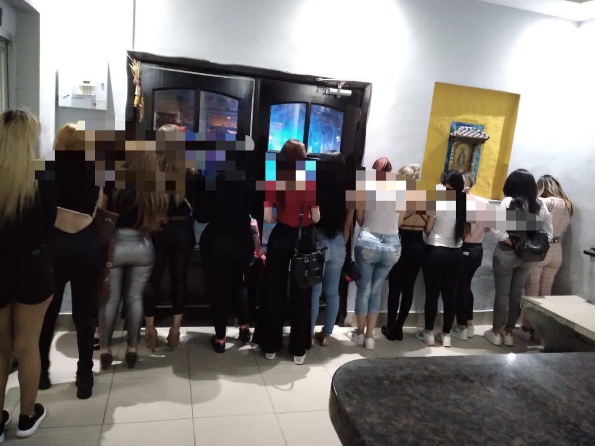 Fiesta y mujeres voluptuosas. Policía retiene a más de 30 personas en un local de Bella Vista