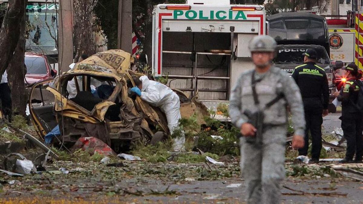 Doble atentado en Colombia: camión bomba en Cali y helicóptero derribado en Antioquía