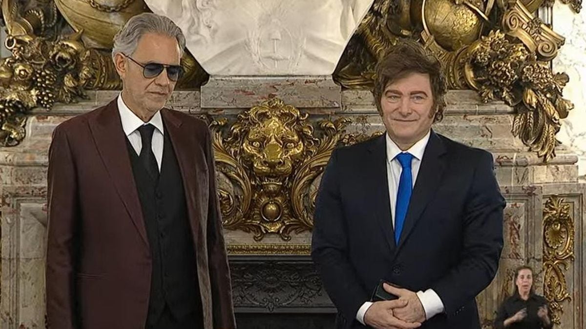 Javier Milei condecora al tenor italiano Andrea Bocelli en Argentina