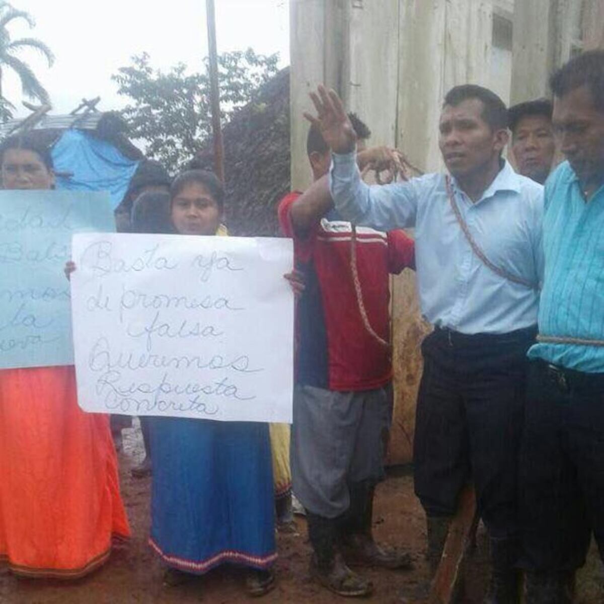 ¡MADRE SANTA! Docentes fueron amarrados por padres de familia en la Comarca