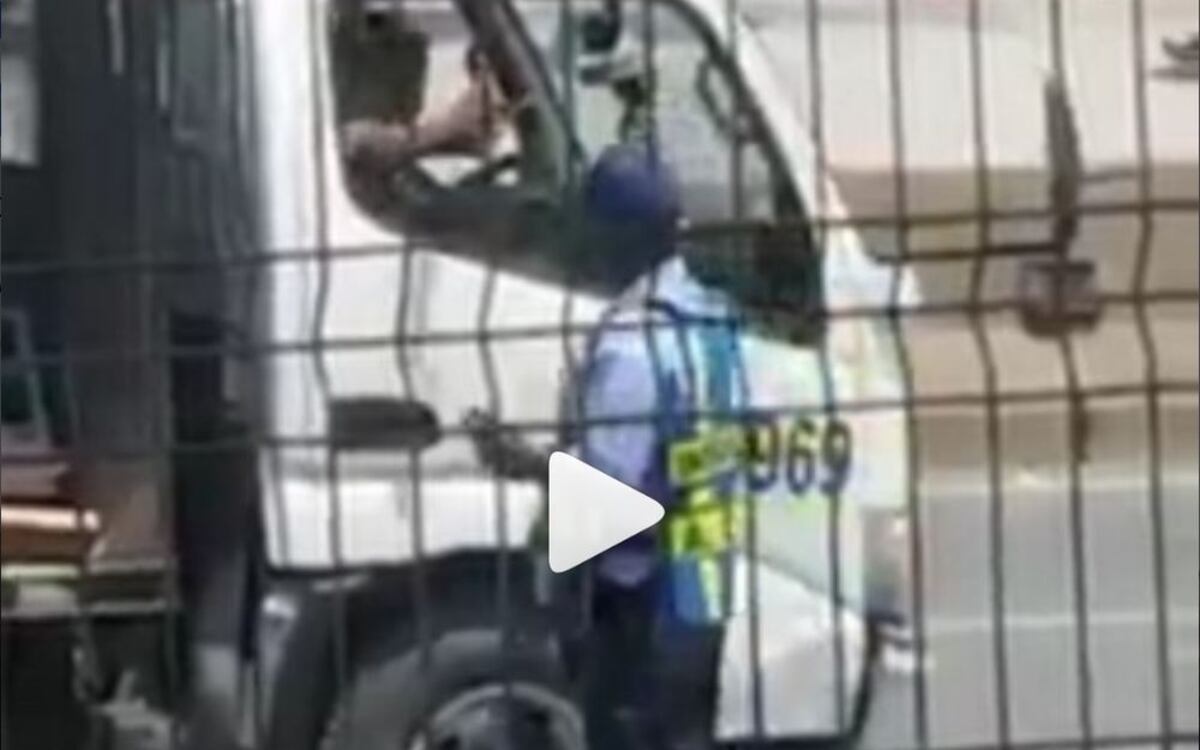 VISTO Y BOTADO. Funcionario de la ATTT es captado en video.