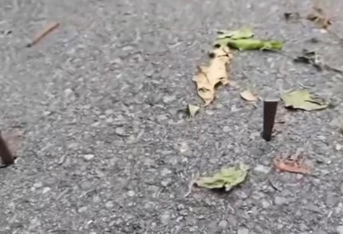 ¡Locura total! Lanzan fuegos artificiales a los helicópteros y tiran clavos en la calle