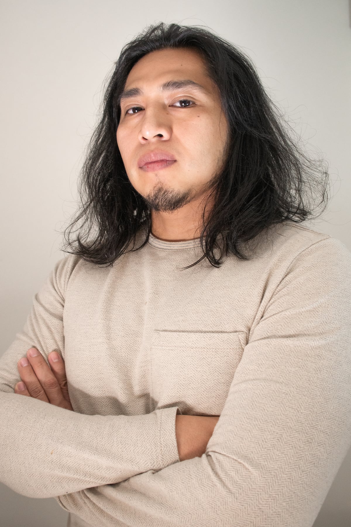 Orgulloso de sus raíces mayas el actor Josué Maychi se presenta en E!