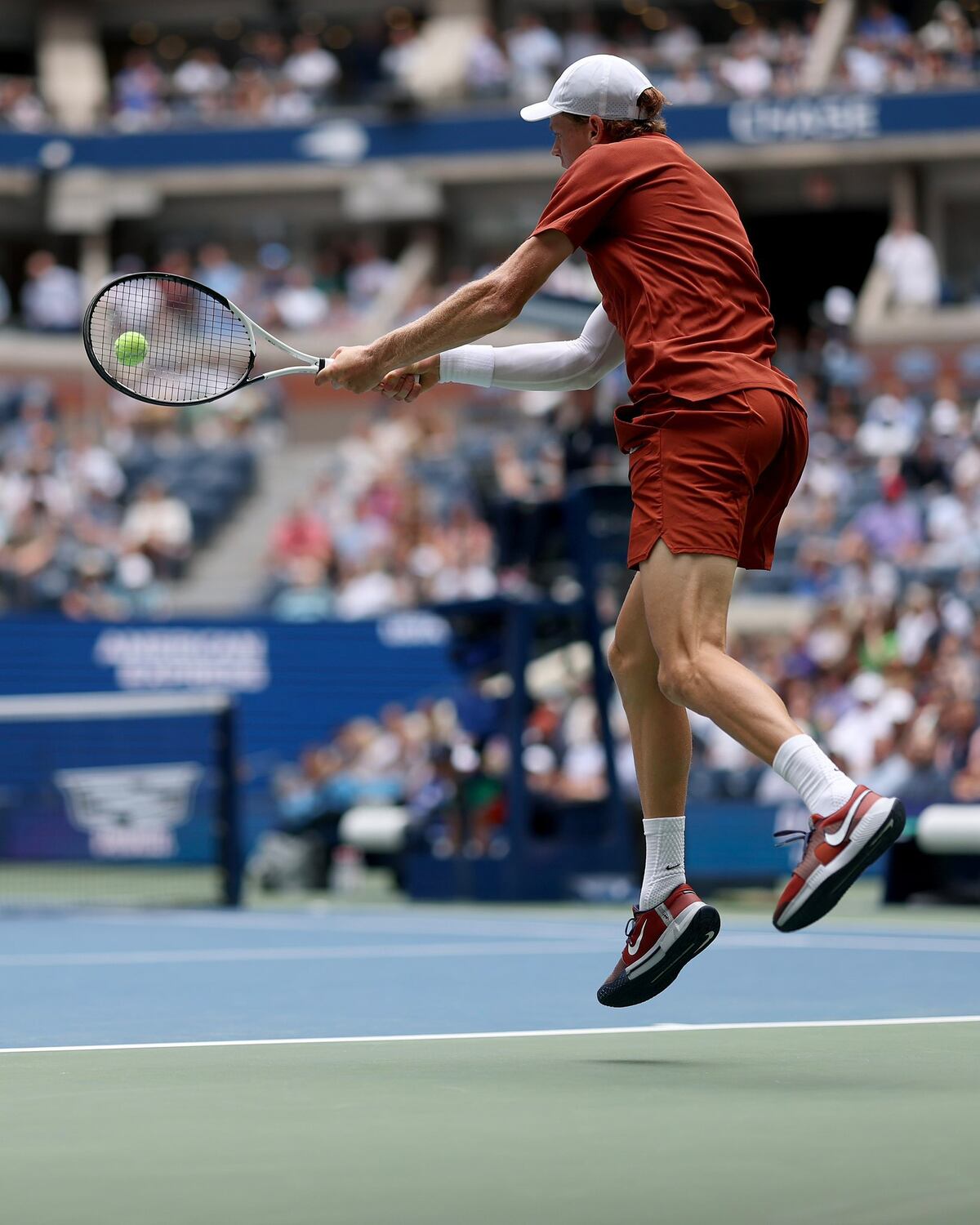 Sinner avanza con poder en el US Openy mete presión a Alcaraz