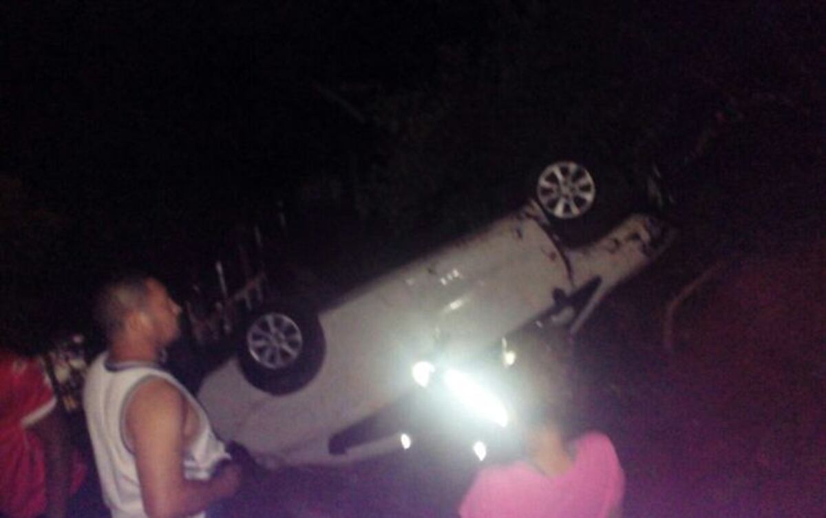 Auto cae al barranco y queda sembrado en el patio de una casa en Colón