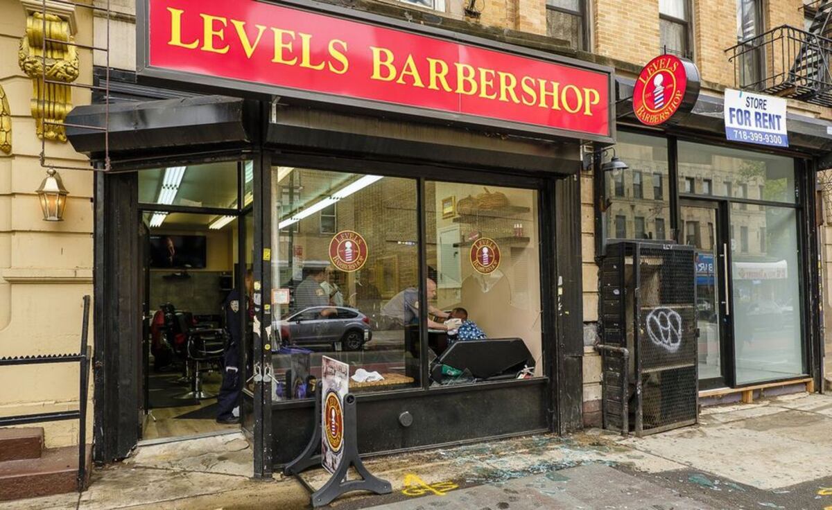 ¡POR QUEJARSE DEL CORTE! Barbero lanzó a cliente por la ventana