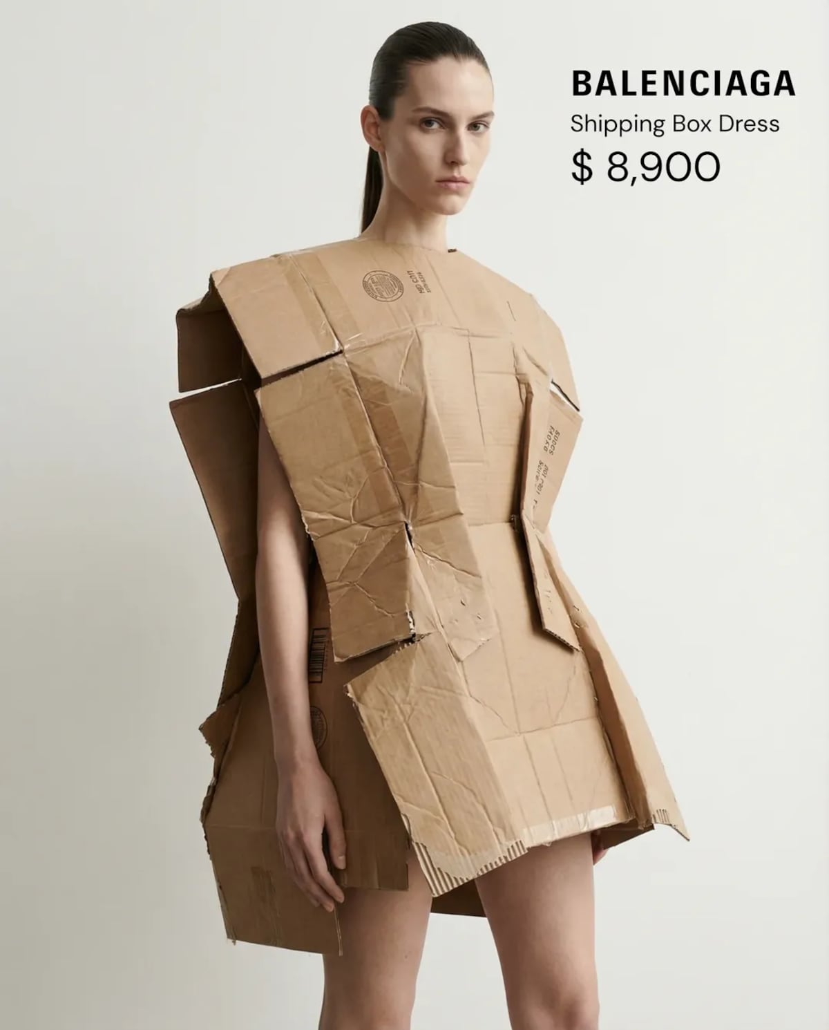 ¡Shock! Balenciaga revela vestido de cartón que cuesta casi $9 mil dólares