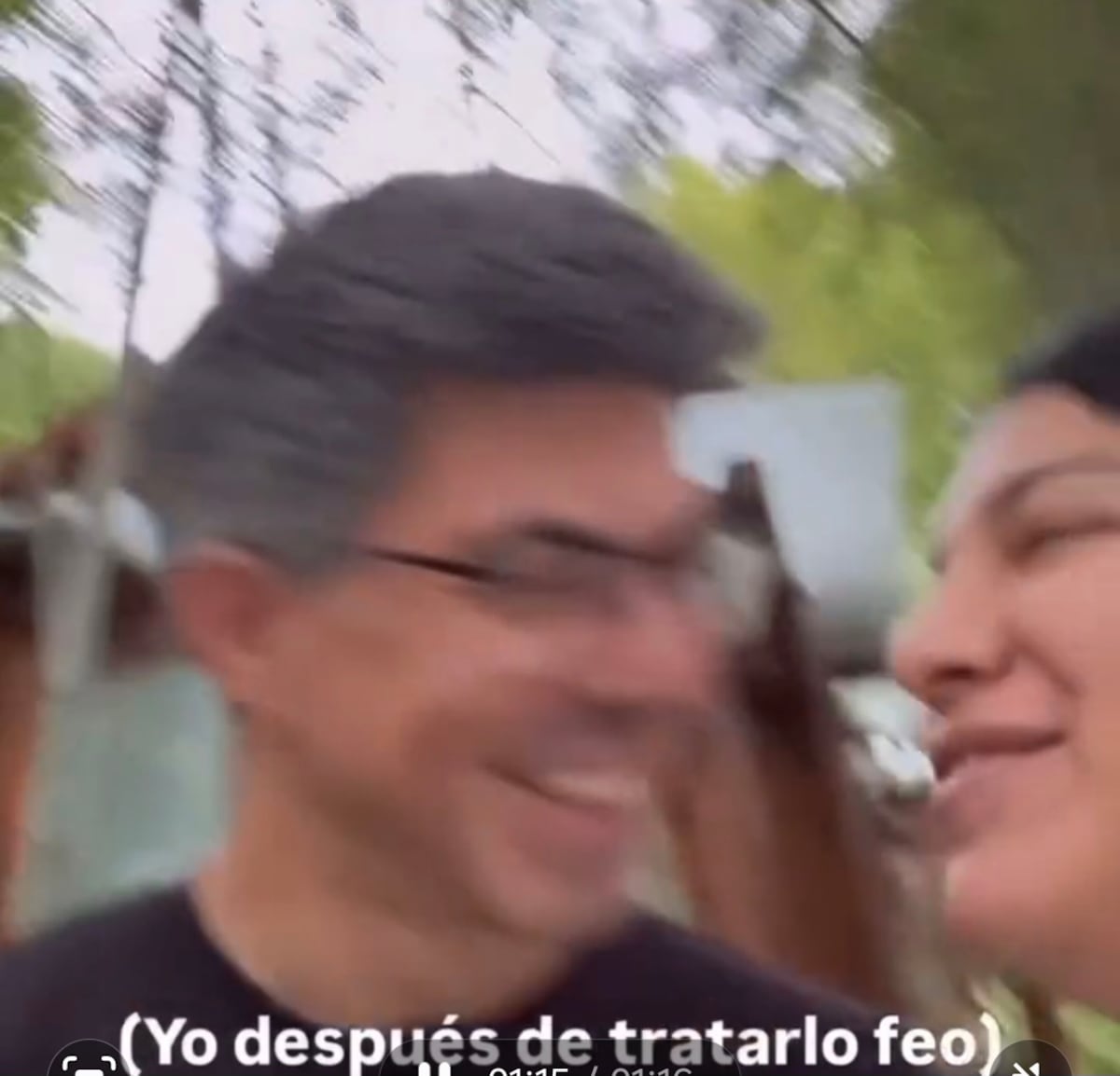 ‘El pintalabios, toque de rímel’. Ana Elisa Miranda, ex Canta Conmigo de 27 años, y Richard Morales, político de 43, gritan su amor desde China