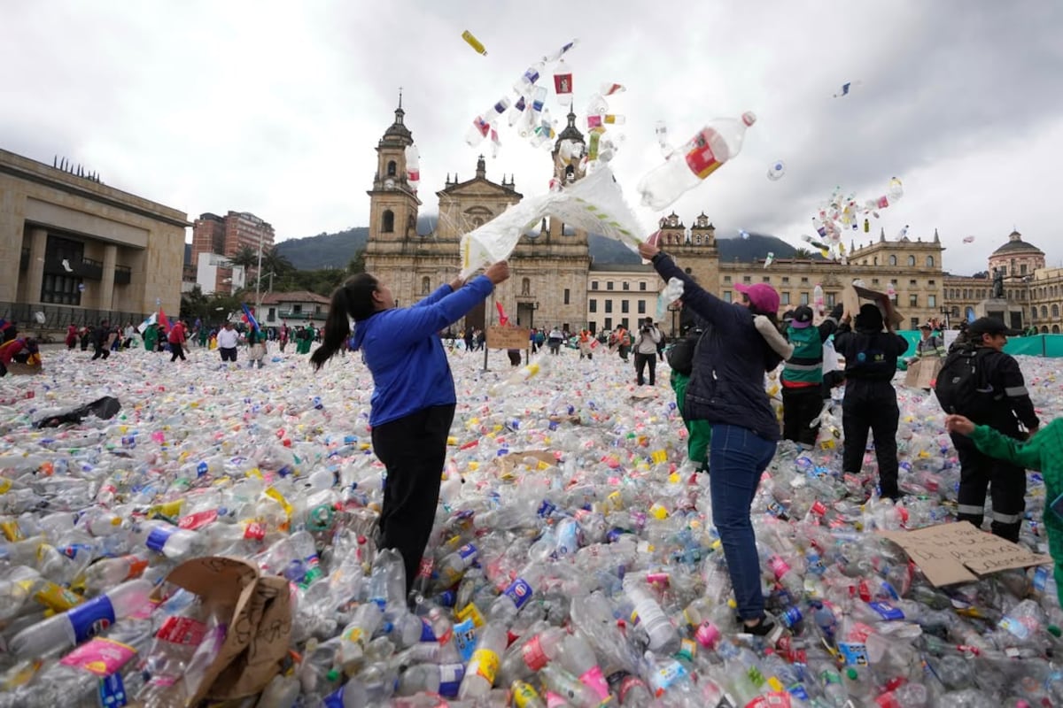 ¡Inundación de plástico! Recicladores revientan la Plaza de Bolívar exigiendo trabajo digno