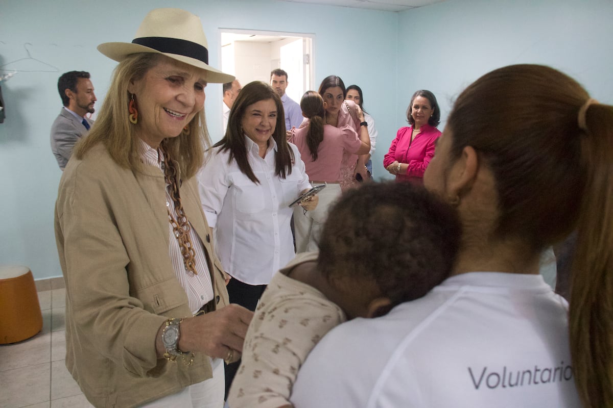 La infanta Elena de Borbón sorprendió con recorrido en el Parque Omar y otros proyectos sociales