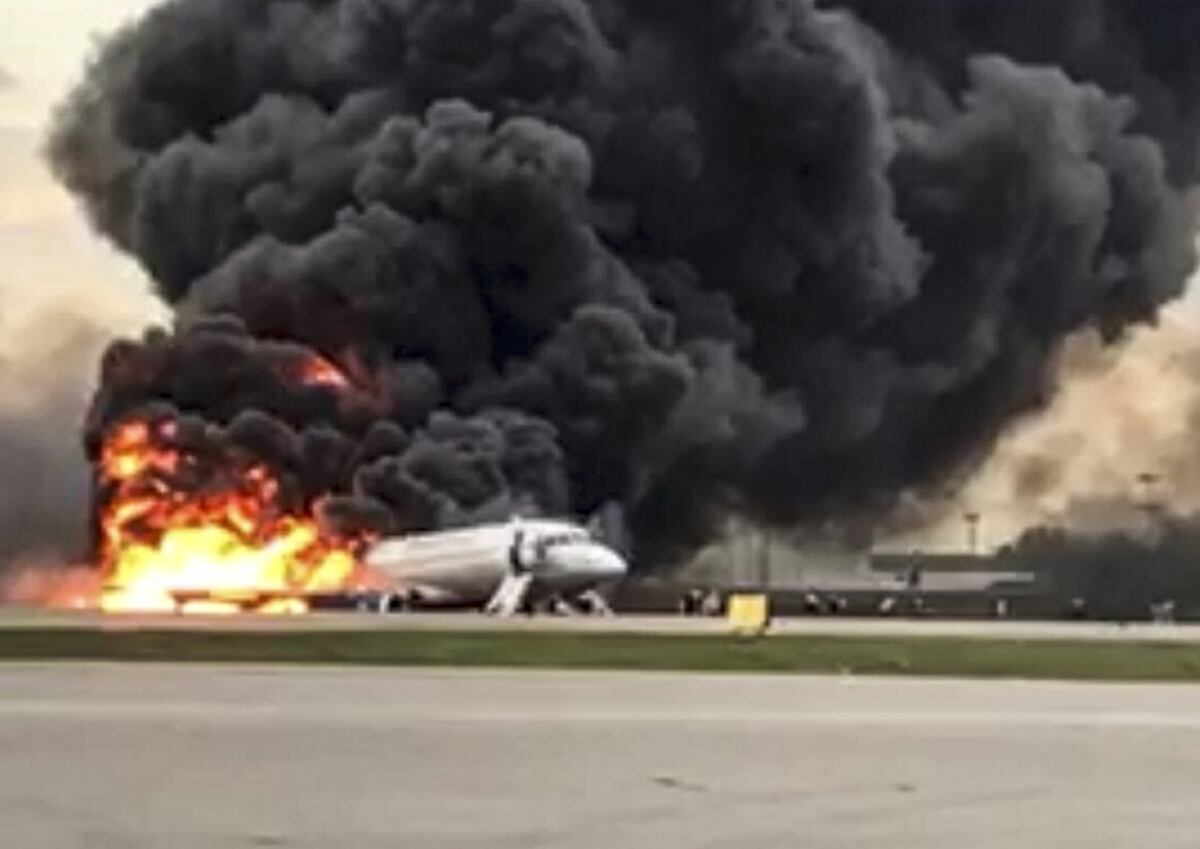 ¡Horror! Avión se incendia al aterrizar y mueren 41 personas