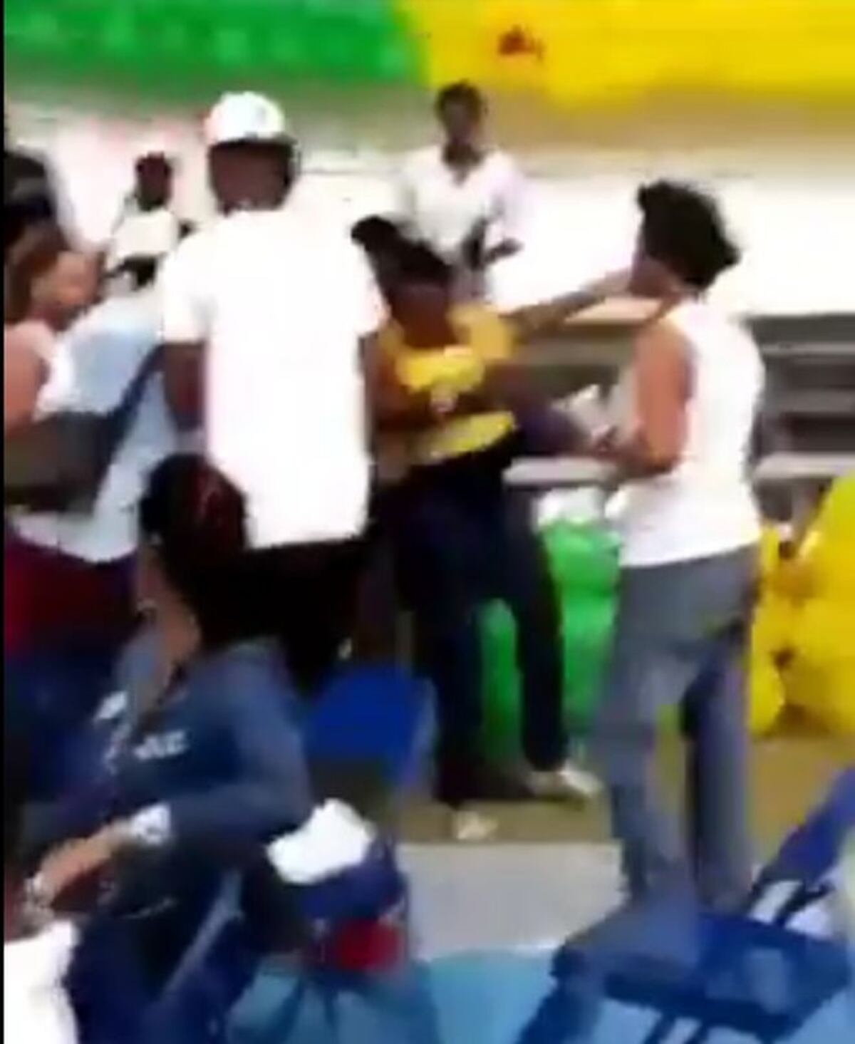 Trifulca en reinado de etnia negra.No le gustó el veredicto y se formó la locura