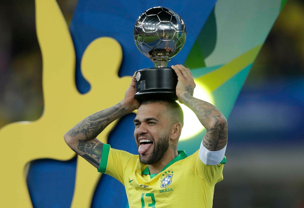 Dani Alves firma con el club brasileño Sao Paulo