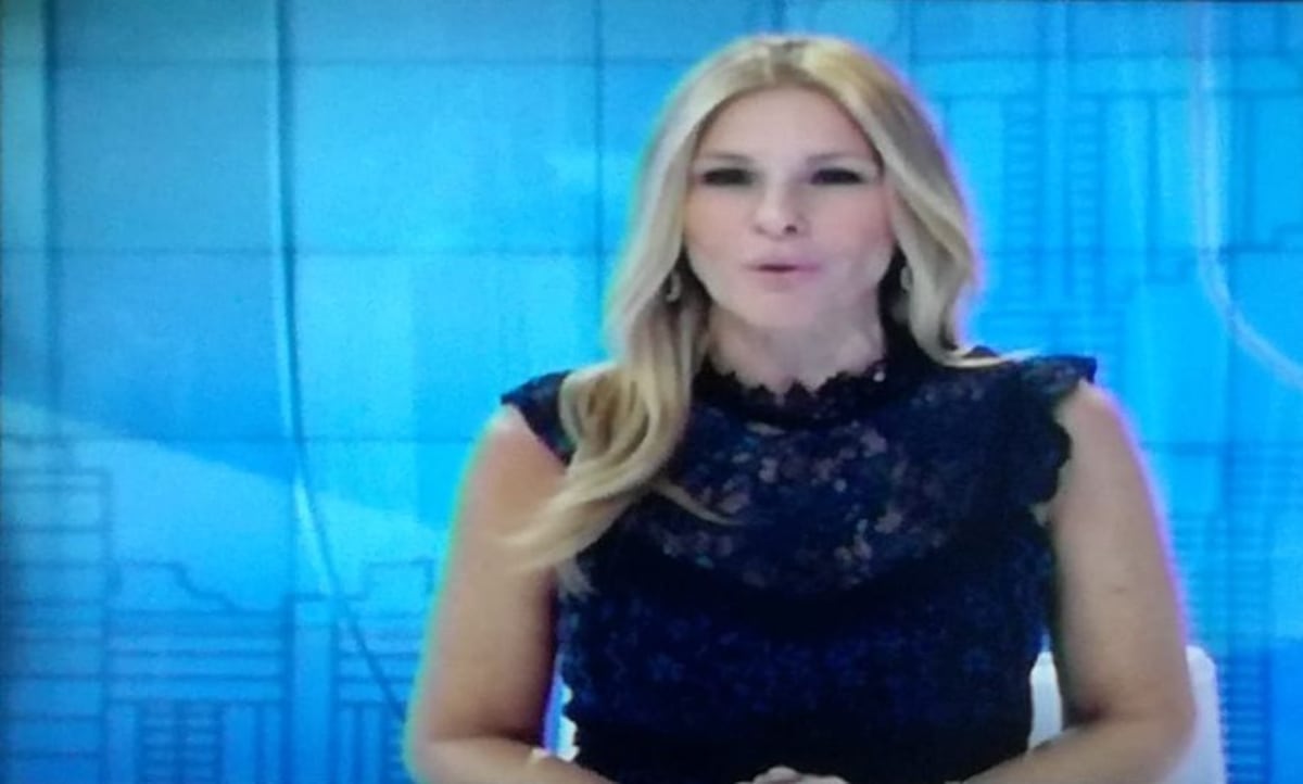 La Policía exige a las mujeres cómo deben ir vestidas al Carnaval. Juan Diego reacciona y se embellaca