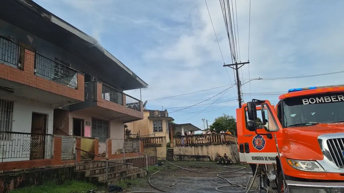 Fuego consumió caserón en Colón y dejó a dos familias afectadas