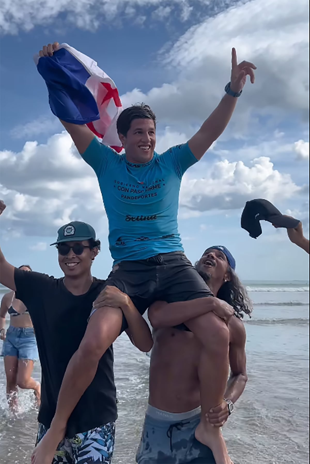 Agustín Cedeño surfea hasta la Gloria: El Panameño se Corona Campeón en Longboard en playa Venao