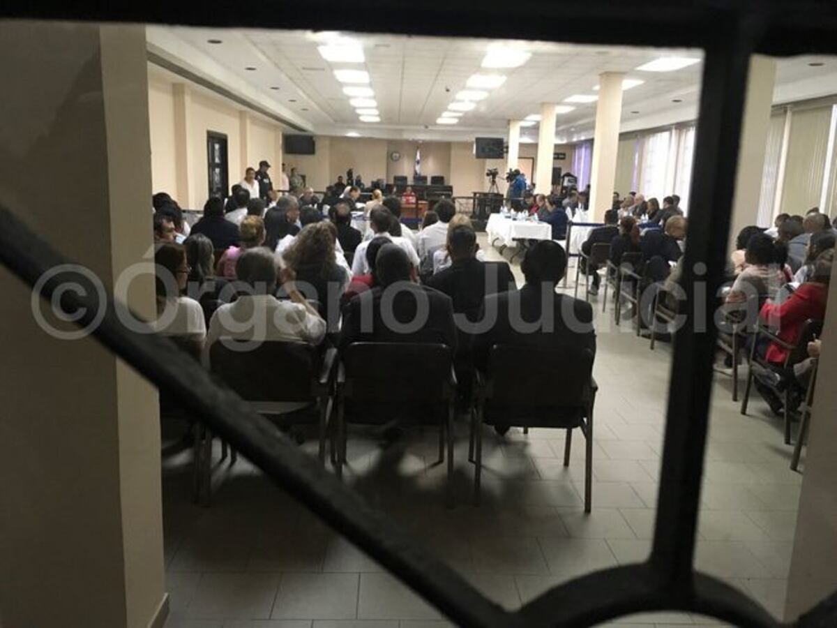 Otro revés.Martinelli sigue siendo del Parlacen y la Corte no pierde competencia