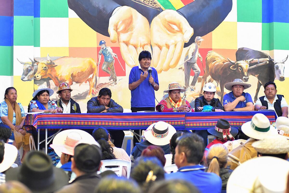 Seguidores de Evo Morales cavan pozos para impedir su captura